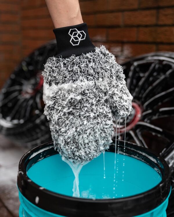 CARBON COLLECTIVE – Supreme Plush Microfibre Wheel Mitt