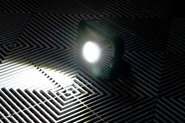 CARBON COLLECTIVE – LUME Pro – Rechargeable Heavy Duty Spot Light – 2000 Lumen