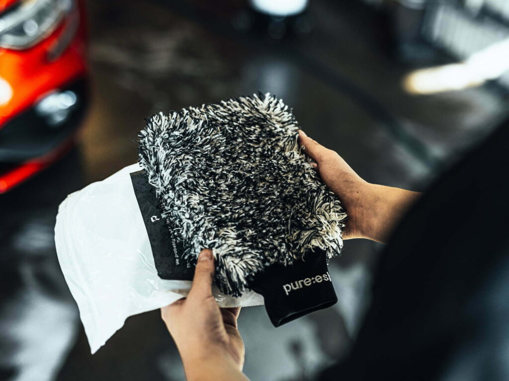 PURE:EST - Microfibre Washing Glove - Black/White